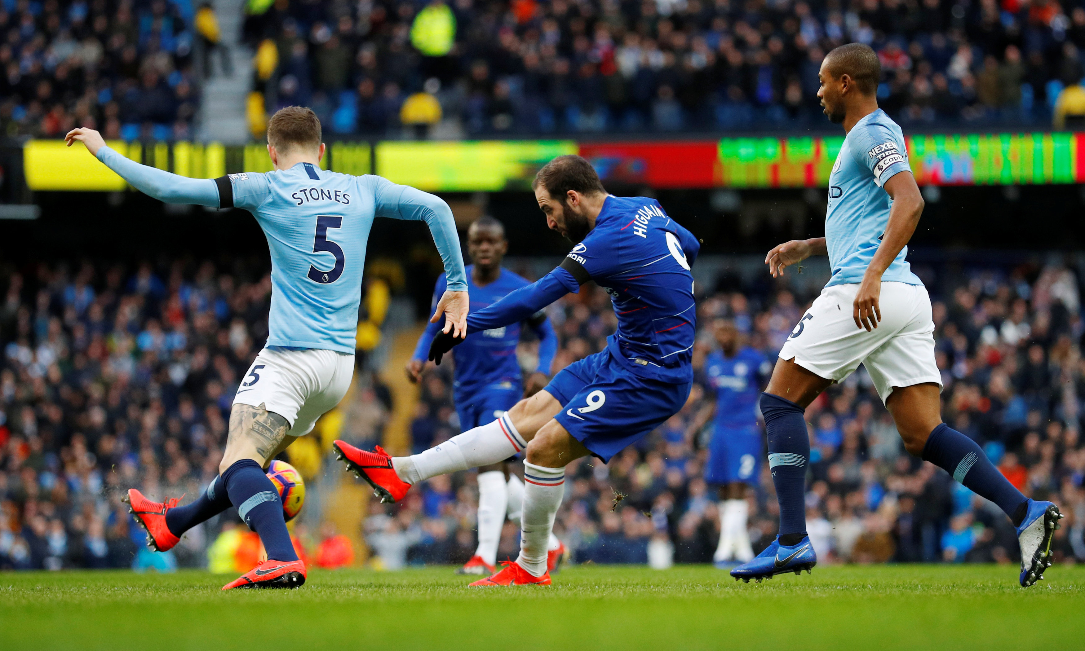 拉菲尼亚的王者归来：巴萨的定海神针与欧冠梦想（拉菲尼亚强势回归：巴萨的中流砥柱与欧冠雄心）