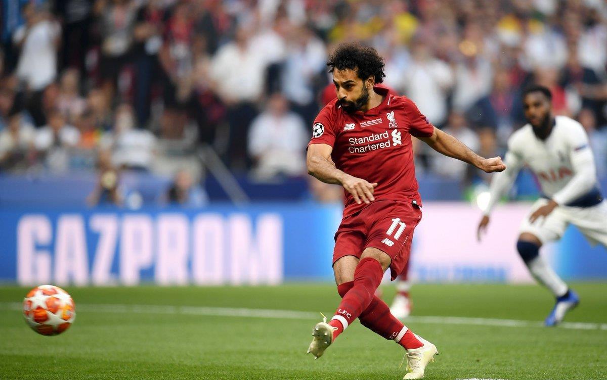 足协杯赛前举办垫场赛，张凌峰等四名成年球员对阵五十名小球员（足协杯赛前上演趣味垫场赛：张凌峰等4位成年球员对阵50名小球员）