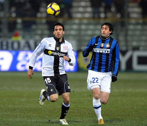 每体：拉菲尼亚没有经纪人也无意离开巴萨，他决心履行完合同（每体：拉菲尼亚无经纪人且无意转会，坚决在巴萨履行合同）