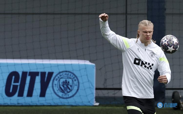 苏格兰女足队长卡思伯特与中国队比赛时头部受伤，被紧急送医（苏格兰女足队长卡思伯特在对阵中国队时头部受伤，紧急送医）