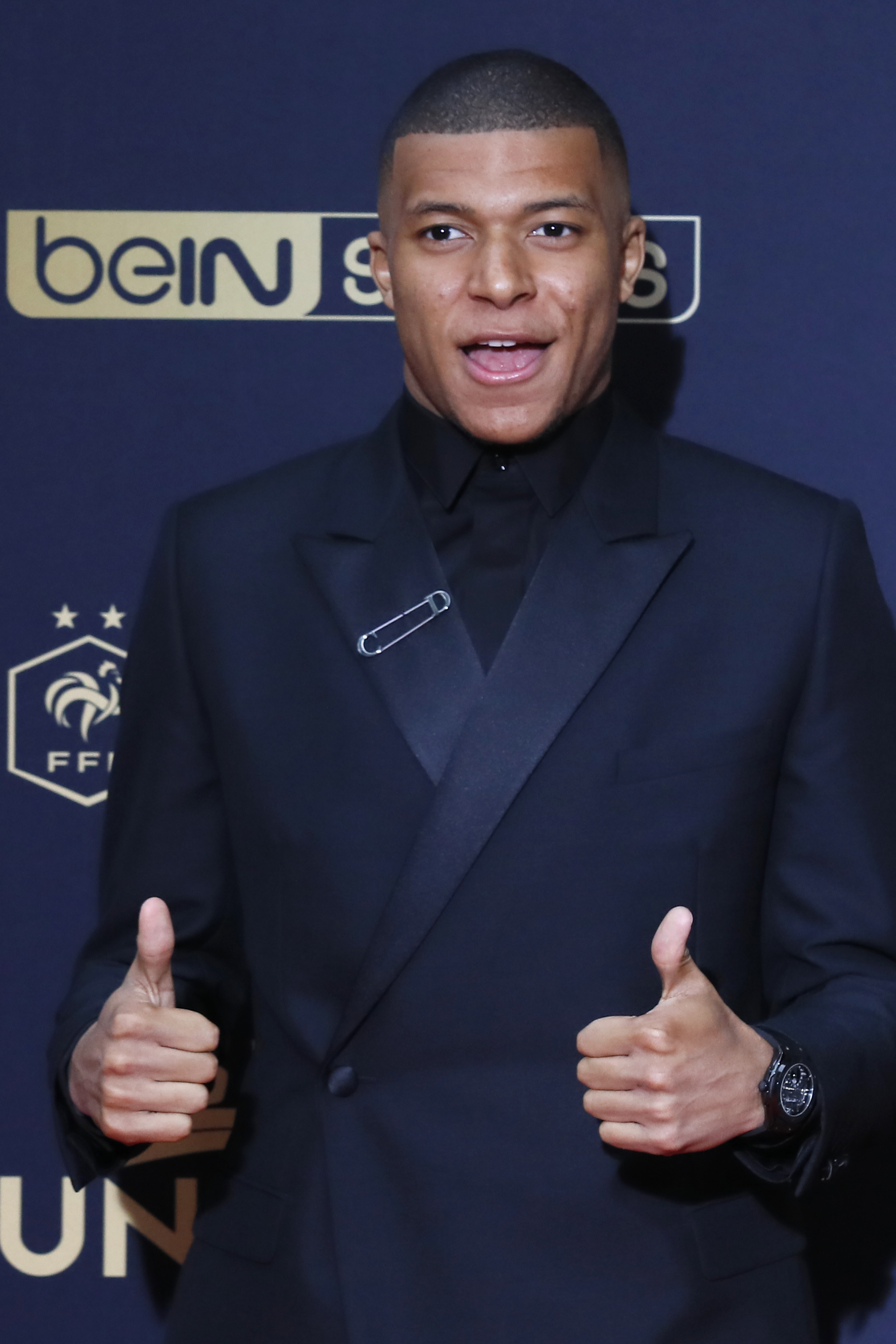 湖人官方：里夫斯遭遇左小腿轻微拉伤，将于1周后复查（湖人官宣：里夫斯左小腿轻微拉伤，预计一周后复查）