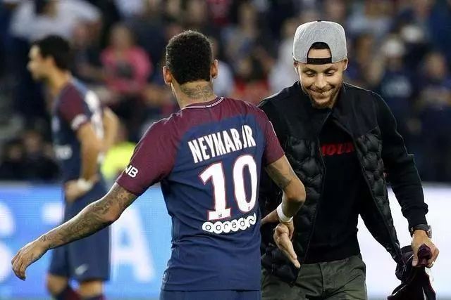 队报：非洲杯一票难求球场却空荡荡，黄牛囤积的票砸手里了（队报：非洲杯门票紧俏，球场却空座成片，囤票黄牛卖不出去）